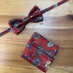 Corbata de seda con estampado vintage y pañuelo a juego en tonos rojos y negros.