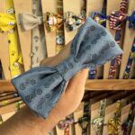 1. Diadema con estampado de orejas y diseño de Mickey Mouse en tonos grises.