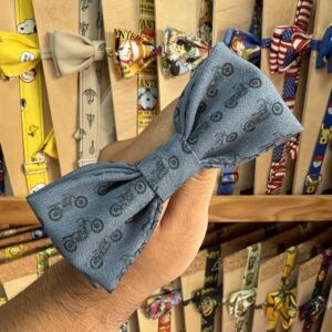 1. Diadema con estampado de orejas y diseño de Mickey Mouse en tonos grises.