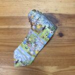 Colgante decorativo con ilustraciones de personajes de dibujos animados y naturaleza, ideal para fans y coleccionistas.