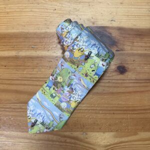 Colgante decorativo con ilustraciones de personajes de dibujos animados y naturaleza, ideal para fans y coleccionistas.