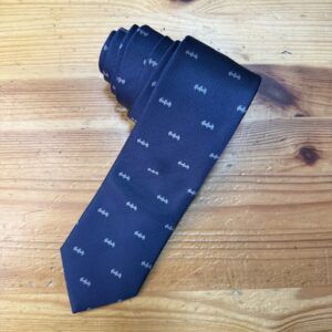 Corbata azul con estampado de murciélagos, elegante y moderna para ocasiones formales.