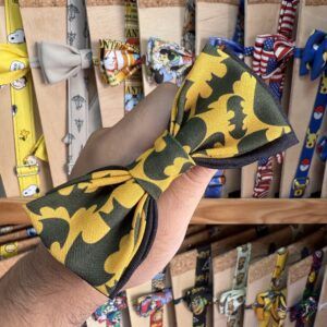 Cinta con Batman en amarillo y negro, estilo anime y cosplay, en tienda de accesorios.