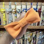 1. Lazo de tela naranja con diseño elegante para bebés y niños pequeños.