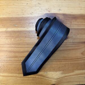 Corbata de diseño geométrico en tonos azules y negros, perfecta para ocasiones formales.