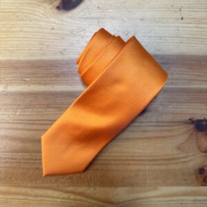 Corbata naranja de seda para ocasiones formales y elegantes.