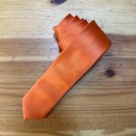 Corbata naranja de seda para ocasiones formales y eventos especiales. Elegancia y estilo en cada detalle.