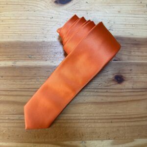 Corbata naranja de seda para ocasiones formales y eventos especiales. Elegancia y estilo en cada detalle.