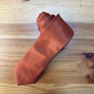 1. Corbata de seda naranjada con textura elegante y diseño moderno.