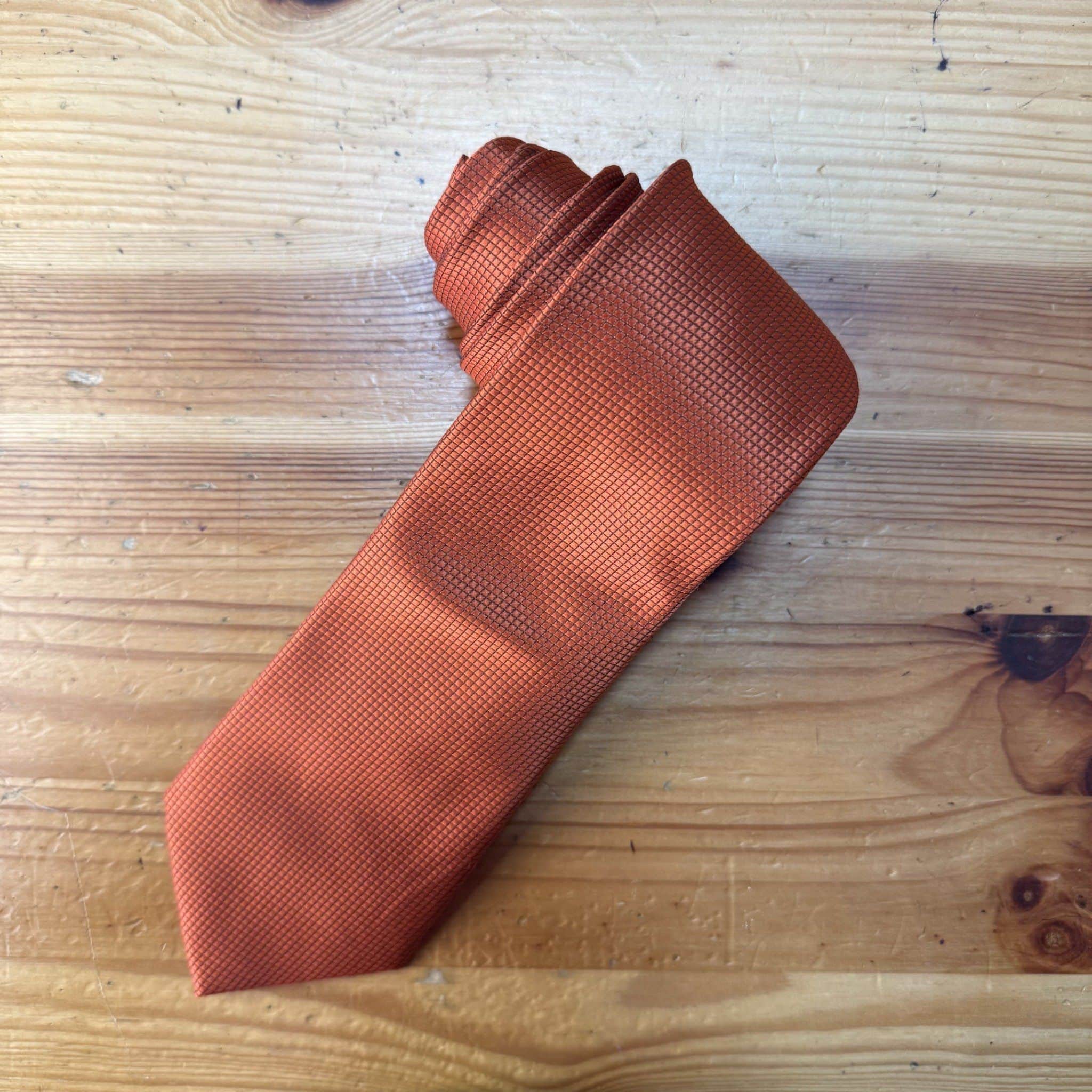 1. Corbata de seda naranjada con textura elegante y diseño moderno.