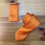 Lazo y faldón de corbata en color naranja vibrante para eventos formales y elegantes.