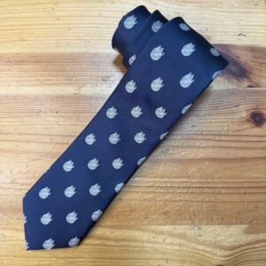 Corbata azul marino con diseño de caracolas en tonos plata, elegante para ocasiones formales.