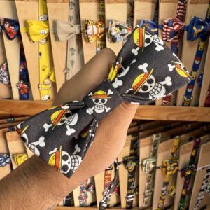Sombrero de panda con diseño de calavera y sombrero en fondo negro, ideal para accesorios de moda y disfraces.