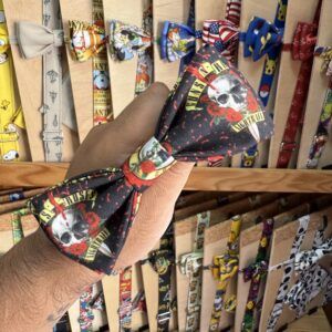 1. Accesorio para mascotas con diseño de Rolling Stones y calavera, estilo rock.