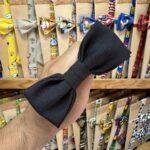 Lazo de tela negro para trajes y disfraces, accesorio de alta calidad y estilo.