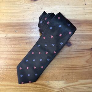 Corbata negra con estampado de búhos en tonos rosa y azul para hombre y mujer.