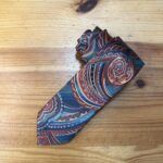 Tocado o prenda con diseño de batik en tonos azules y marrones, estilo artesanal y elegante.