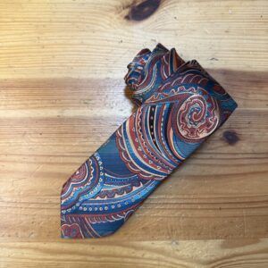 Tocado o prenda con diseño de batik en tonos azules y marrones, estilo artesanal y elegante.