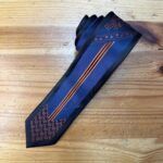Corbata azul con detalles en cobre y diseño clásico, perfecta para ocasiones elegantes y formales.