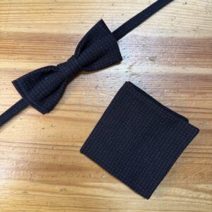 Lazo de pajarita negro con detalles rojos y pañuelo a juego, accesorios elegantes para hombre.