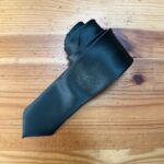Corbata negra de seda elegante para ocasiones formales y eventos especiales.