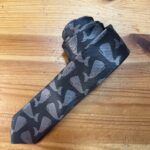 Correa de reloj de silicona negra con diseño de hojas en tonos grises perfecta para accesorios de moda.