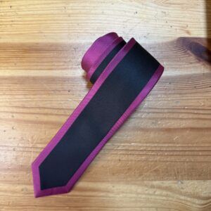 Corbata de seda bordeaux y negra, elegante y sofisticada ideal para ocasiones formales.