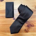Funda de gafas negra de cuero sintético, elegante y duradera.
