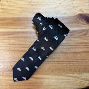 Corbata negra con estampado de coche gris, elegante y moderna para ocasiones formales y casuales.