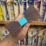 Corbata de madera con diseño clásico y correa azul con puntos blancos para niños y adultos.