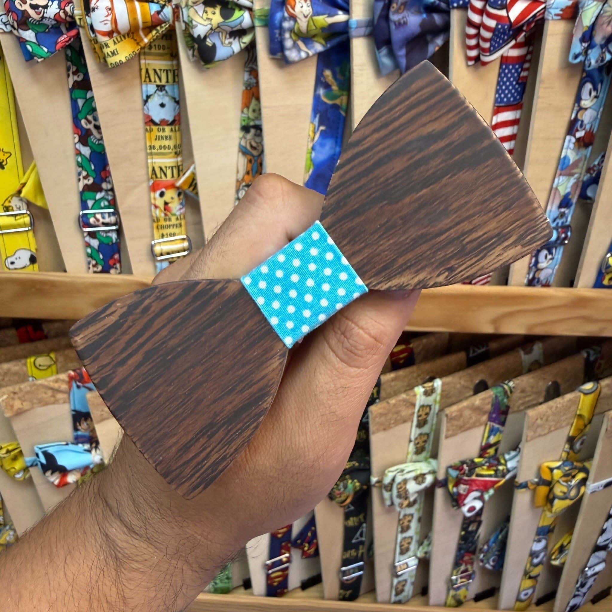 Corbata de madera con diseño clásico y correa azul con puntos blancos para niños y adultos.