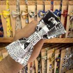 Cinta de tela con estampado en blanco y negro y texto, ideal para accesorios de moda y manualidades.