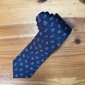 Numeros en corbata de seda azul con diseño moderno para hombres.
