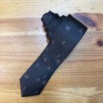 Cinturón negro de seda con logo de Carmenatis, estilo elegante y sofisticado.