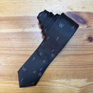 Cinturón negro de seda con logo de Carmenatis, estilo elegante y sofisticado.