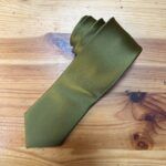 Corbata de seda verde olivo, elegante y de calidad, ideal para eventos formales y ocasiones especiales.