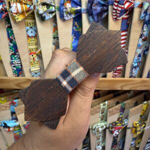Colgador de madera con diseño de lazo, ideal para accesorios y decoración en tienda Carmenatis.