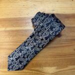 1. Corbata de seda con estampado bandana en color negro y blanco.