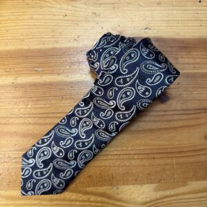 1. Corbata de seda con estampado bandana en color negro y blanco.