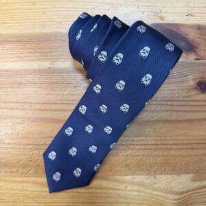 Corbata azul con estampado de cascos de Stormtrooper de Star Wars, elegancia y estilo único.