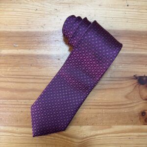 Corbata morada de seda con patrón geométrico para ocasiones formales y elegantes.