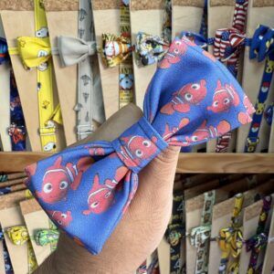 Lazo de tela con personajes de Disney, ideal para regalos y accesorios infantiles. Diseño colorido y resistente para niños.