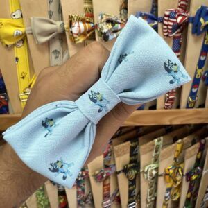 1. Pañuelo para cabello con estampado de gato en color celeste.