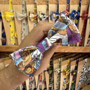 Colorido lazo de tela con personajes de dibujos animados de Disney. Perfecto para accesorios divertidos y originales.