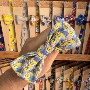 Cinta de tela con personajes Minions en tienda de accesorios infantiles.