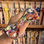 Colorido lazo de tela con personajes de dibujos animados, ideal para accesorios divertidos y personalizados.