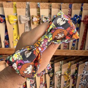 Colorido lazo de tela con personajes de dibujos animados, ideal para accesorios divertidos y personalizados.