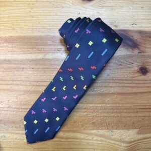 Corbata azul con diseño de formas geométricas y colores vibrantes para eventos formales y modernos.