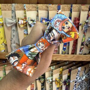 Cola de diadema infantil con personajes de dibujos animados, ideal para peinados divertidos y originales.