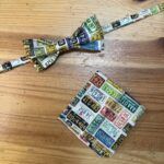 Nudo de pajarita hecho con tela de licencias de conducir y pasaportes viejos.